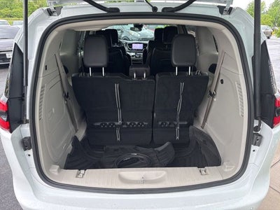 2023 Chrysler Pacifica Hybrid Touring L