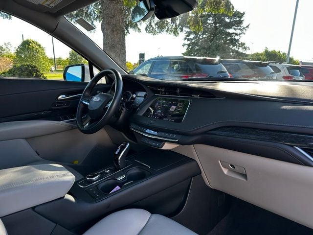 2023 Cadillac XT4 Premium Luxury