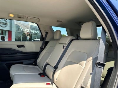 2024 Nissan Pathfinder SL