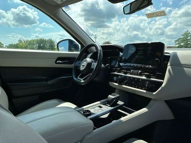 2024 Nissan Pathfinder SL