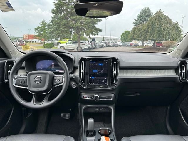 2025 Volvo XC40 B5 Core