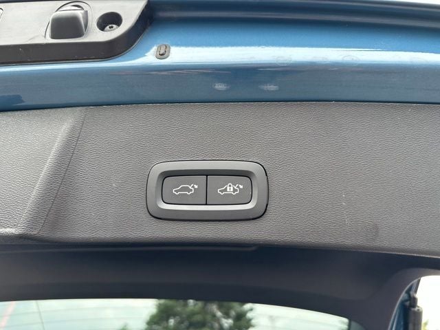 2025 Volvo XC40 B5 Core