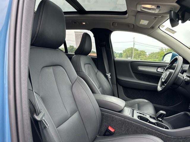 2025 Volvo XC40 B5 Core