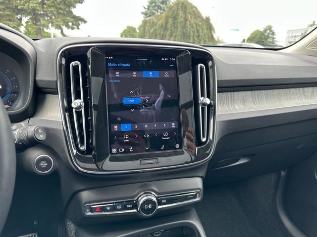 2025 Volvo XC40 B5 Core