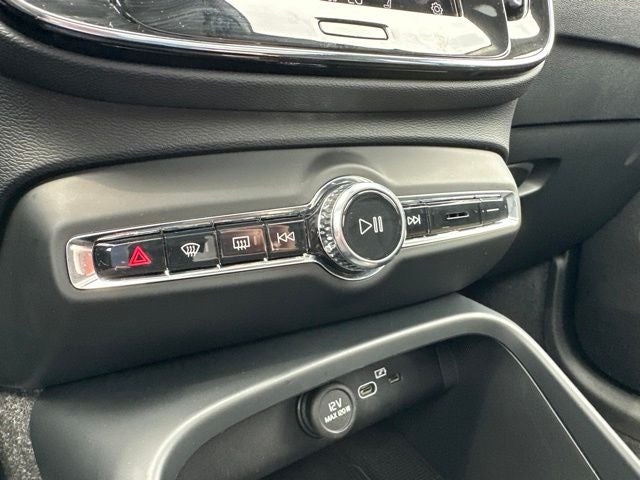 2025 Volvo XC40 B5 Core