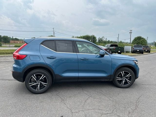 2025 Volvo XC40 B5 Core