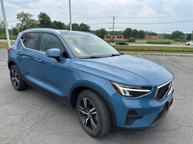 2025 Volvo XC40 B5 Core