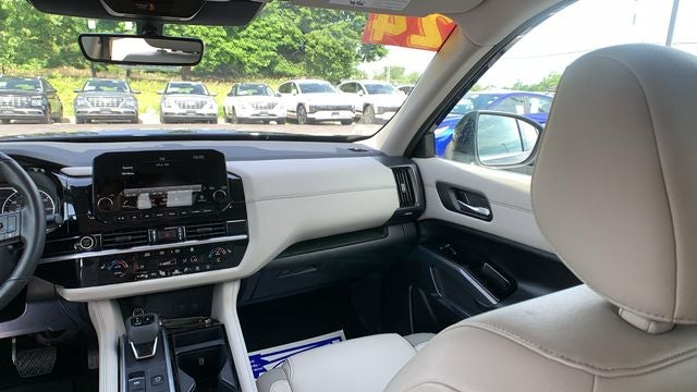 2024 Nissan Pathfinder SL