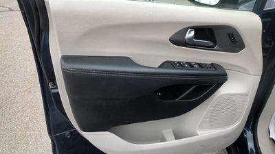 2023 Chrysler Pacifica Hybrid Touring L