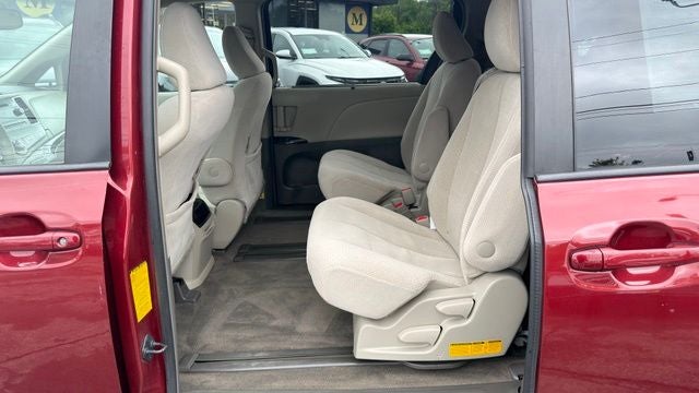 2014 Toyota Sienna LE 8 Passenger