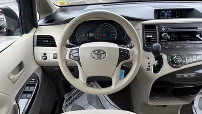 2014 Toyota Sienna LE 8 Passenger