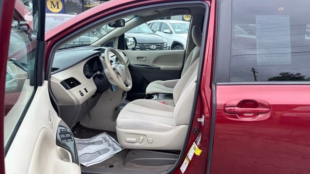 2014 Toyota Sienna LE 8 Passenger