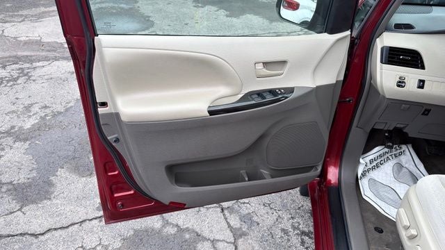 2014 Toyota Sienna LE 8 Passenger