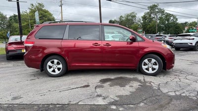 2014 Toyota Sienna LE 8 Passenger