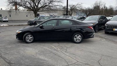 2025 Hyundai Elantra SE