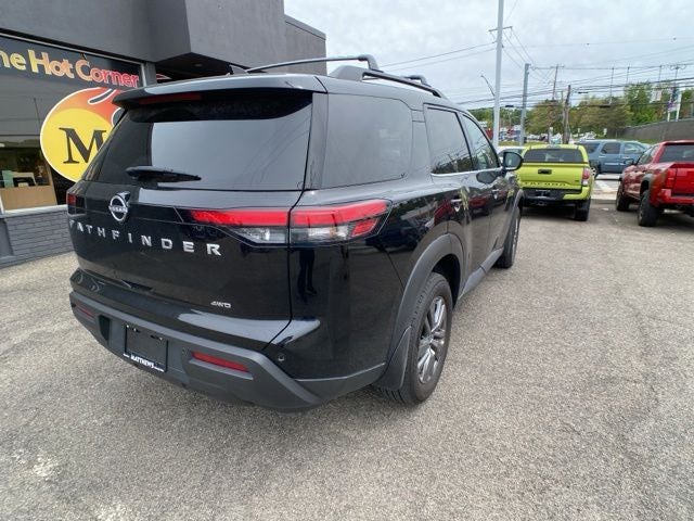 2025 Nissan Pathfinder SV