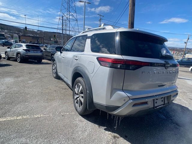 2022 Nissan Pathfinder SL
