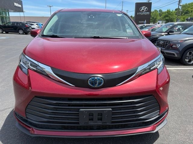 2021 Toyota Sienna LE 8 Passenger