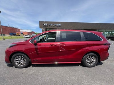 2021 Toyota Sienna LE 8 Passenger